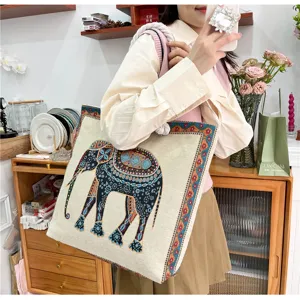 Borsa a tracolla in tela ricamata con elefante in stile etnico con spallacci in corda spessa.