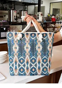 Detailaufnahme einer gewebten Ethno-Tasche mit dicken Seilgriffen und geometrischem Muster.