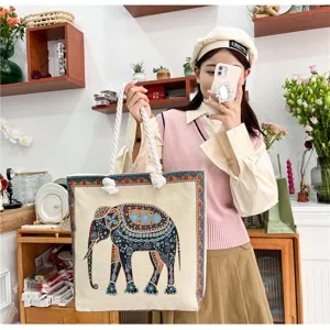 Borsa tote in tela ricamata con elefante in stile etnico e robusti manici in corda di canapa.