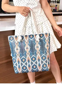 Detailansicht der ethnischen geometrischen Mustertasche mit geflochtenen Seilgriffen.