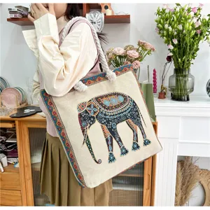Borsa shopper in tela stile etnico con motivo di elefante ricamato e tracolla in corda.
