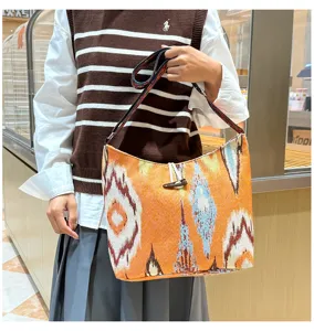 Ethnic στιλ τσάντα ώμου από καμβά με boho ikat σχέδιο και ξύλινο κούμπωμα για γυναίκες.