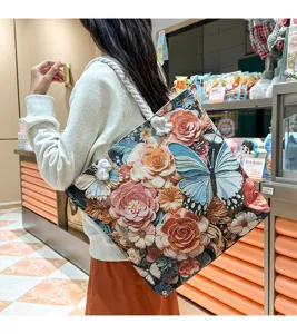 Grote canvas schoudertas met prachtige vintage bloemen en vlinders borduurwerk.