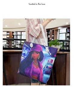 Segeltuchtasche mit stilvollem Cartoon-Druck einer schwarzen Frau und dickem Kordel-Schultergurt.
