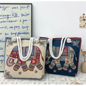 Borsa a tracolla ricamata con elefante in stile etnico con spallacci in corda, vista di dettaglio.