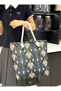 Große Canvas-Tragetasche mit stilvollem ethnischen geometrischen Herzmuster und Seilgriffen.