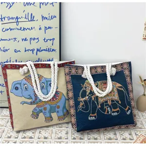 Borsa shopper in tela ricamata con elefante stile etnico, vista dettagliata con tracolla in corda.