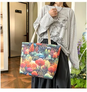 Detalle de bolso tote de lona con estampado de bosque, bolso de hombro informal.