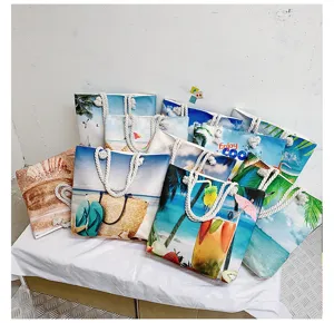 Borsa mare in tela elegante con stampa estiva e spessi manici in corda di cotone dettaglio.