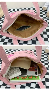 Borsa shopper in tela di lino rosa vista di dettaglio che mostra capacità tasca interna.
