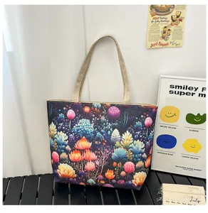 Detalle de bolso tote de lona, bolso de hombro informal con estampado floral, gran bolso.