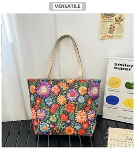 Primer plano detallado de bolso de lona elegante con bordado floral vibrante y asas resistentes.