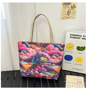 Bolso tote de lona vista de detalle con vibrante estampado de paisaje fantástico.