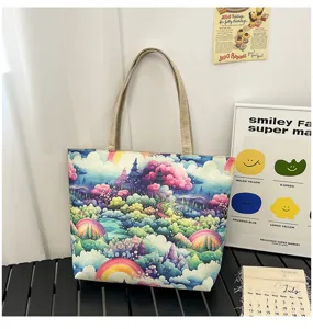Vista detallada del bolso de lona con estampado de bosque fantástico, gran capacidad.