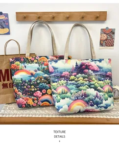 Vista detallada del bolso tote de lona con paisaje fantástico, espacioso y elegante para diario.