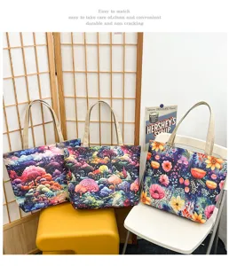 Vista detallada del bolso de lona con estampado floral colorido y un amplio espacio interior.