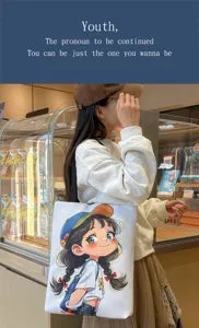 Detailansicht der Freizeittagetasche aus Leinen mit süßem Anime-Mädchen-Grafikdruck.