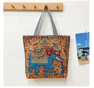 Vue détaillée du sac cabas avec motif éléphant ethnique, sac fourre-tout tendance.