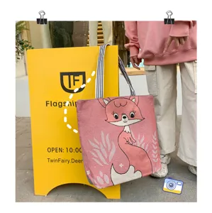 Borsa tote in tela rosa carina con motivo di volpe di cartone animato ricamato e manici.