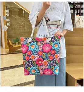 Borsa tote in tela ricamata con fiori eleganti e manici in corda per l'uso quotidiano.
