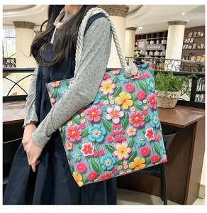Dettaglio della borsa tote in tela con stampa floreale colorata, grande capienza e manici in corda.