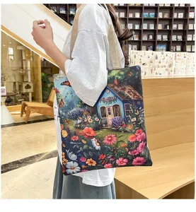 Detailansicht der Blumen-Leinwand-Tasche mit Bauernhaus-Kunstdruck, Lifestyle-Szene.