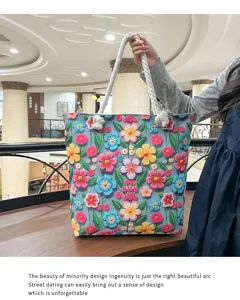 Borsa tote in tela ricamata con fiori colorati e manici in corda spessa, grande capacità.
