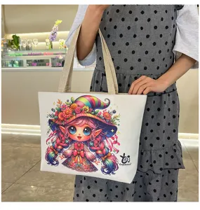 Borsa shopper in tela con simpatico disegno di elfetto colorato per uso quotidiano.