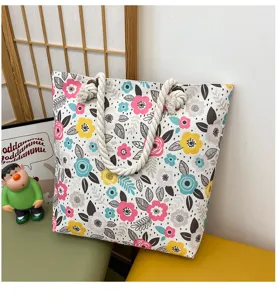 Borsa shopper in tela a fiori con manici in corda spessa, grande borsa a tracolla.