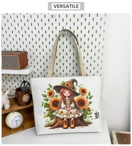 Dettaglio della borsa in tela con una graziosa illustrazione di strega e girasoli.