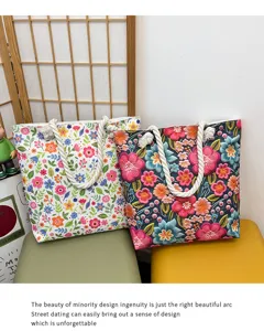 Primo piano della borsa tote con ricamo floreale, dettagli della trama e manico in corda.