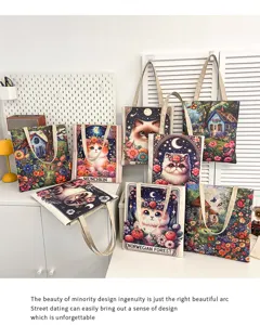 Detailansicht stylischer Segeltuchtasche mit zauberhaften Katzen-Illustrationen und Blumen.