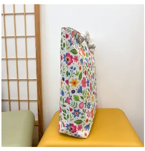 Dettaglio laterale borsa tote floreale in tela, grande borsa a tracolla casual da spiaggia.