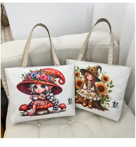 Vista dettagliata di borse tote in tela casual con simpatici disegni di ragazze in stile cartoon.