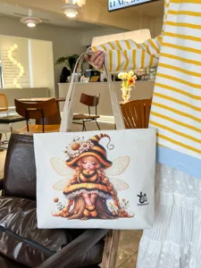 Borsa tote casual in tela con stampa di fata ape carina, perfetta per la spiaggia e la spesa.