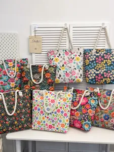Moderna borsa tote in tela con vivace stampa floreale, grande borsa casual da spiaggia.