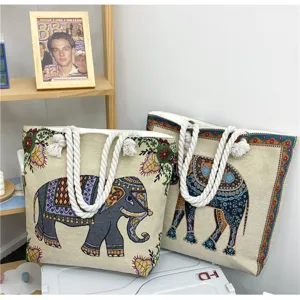 Borsa shopper in tela ricamata con elefante in stile ethnico con spallacci in corda spessa.