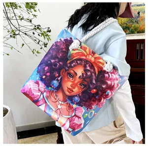 Detailansicht der Canvas Tragetasche mit farbigem Cartoon Kunstprint und dicken Baumwollkordeln.