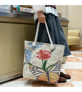Grote canvas schoudertas met prachtige borduurwerk van gekleurde vlinders en bloemen.