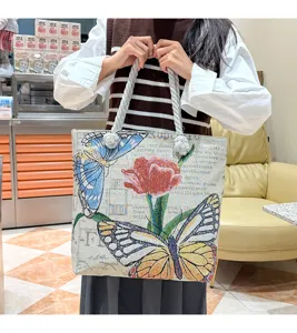 Vintage wandtapijt shopper tas met elegante vlinder en rode bloem print en dikke touw handvatten.