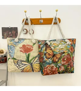 Grote geweven canvas schoudertas met een prachtig vintage vlinder en bloemen patroon.