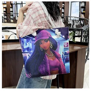 Detailansicht der Segeltuchtasche mit stilvollem Cartoon-Grafikdruck und dicken Seilgriffen.