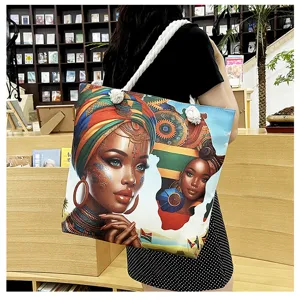 Nahaufnahme einer stylischen Canvas-Tragetasche mit afrikanischem Frauen-Kunstdruck und Seilen.