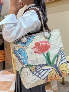 Vintage geweven canvas tote tas met vlinder en tulp print, grote schoudertas voor dames dagelijks.