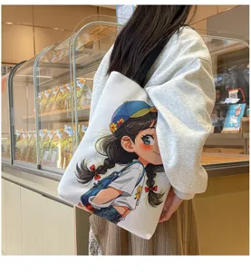 Detailansicht einer großen Canvas-Umhängetasche mit einem süßen Anime-Mädchen-Print.