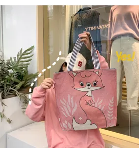 Dettaglio borsa shopper in tela con volpe cartone animato, borsa a spalla casual per ragazze.