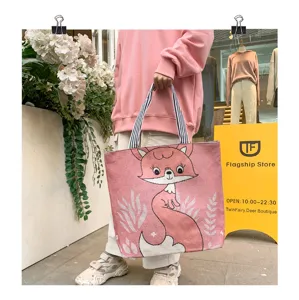 Vista dettagliata della borsa in tela con ricamo di volpe rosa e manici a righe resistenti.