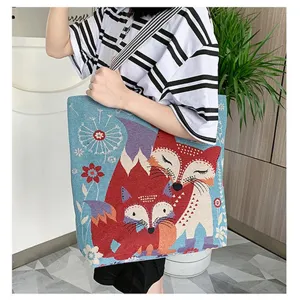 Nahaufnahme der gewebten Ethno-Leinentasche mit hübschem roten Fuchs-Muster-Design.