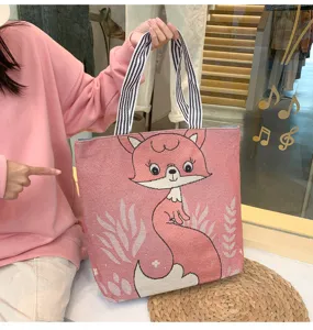 Borsa a tracolla rosa in maglia con simpatico ricamo di volpe cartoon e manici a righe