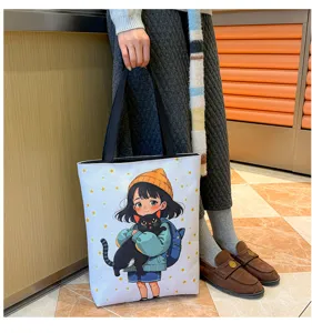 Vista dettagliata della borsa a tracolla in tela con motivo gatto cartoon per uso quotidiano.